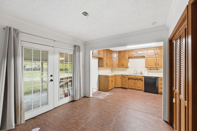 1911 Pembroke Street, Irving, TX 75060