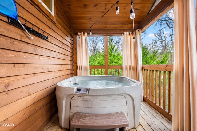 244 Forrest Loop Way, Gatlinburg, TN 37738