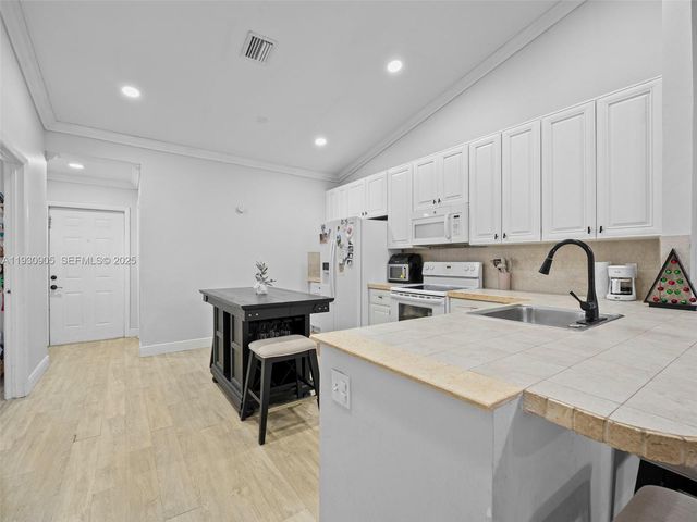 11065 NW 38th Pl, Sunrise, FL 33351