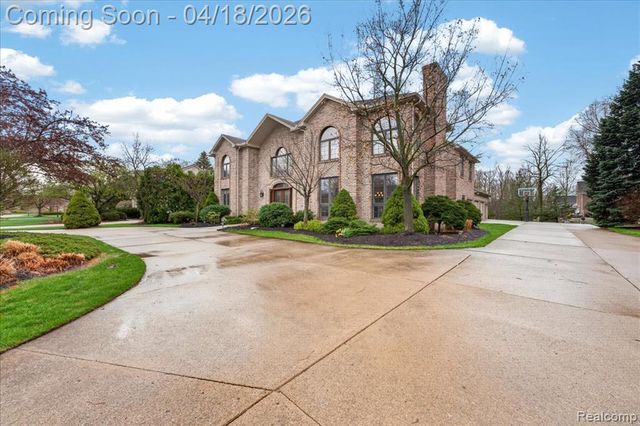 8657 Marquette Drive, Grosse Ile, MI 48138