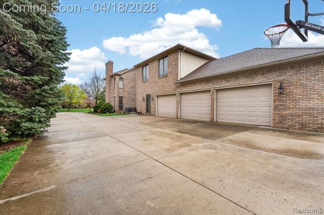 8657 Marquette Drive, Grosse Ile, MI 48138