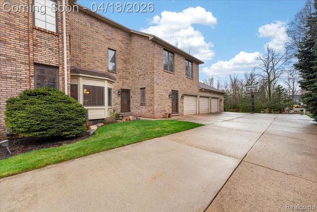 8657 Marquette Drive, Grosse Ile, MI 48138