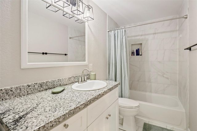 916 N Chenango Street, Angleton, TX 77515