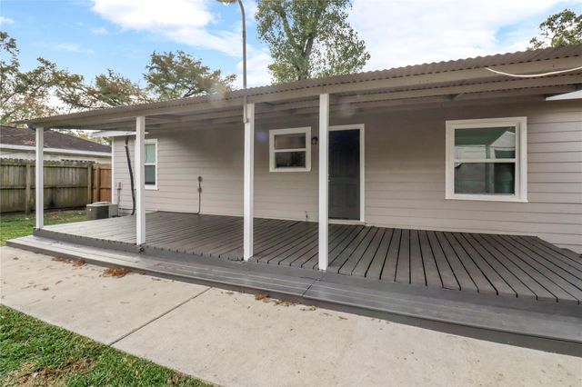 916 N Chenango Street, Angleton, TX 77515