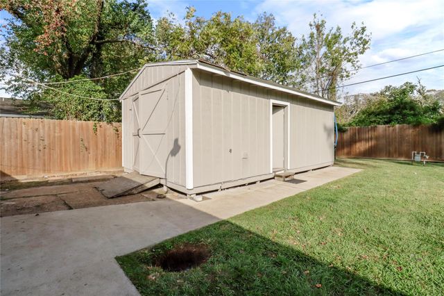 916 N Chenango Street, Angleton, TX 77515