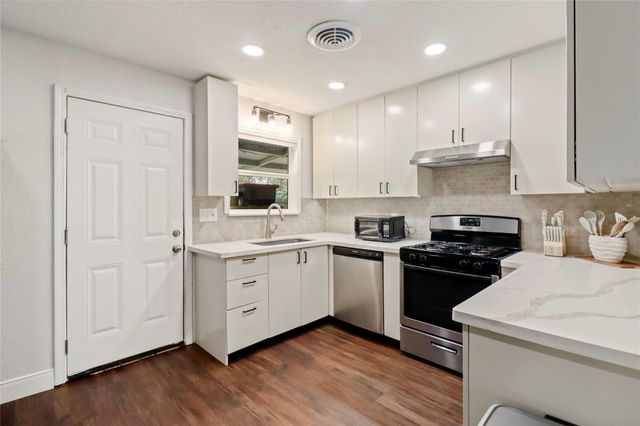 916 N Chenango Street, Angleton, TX 77515