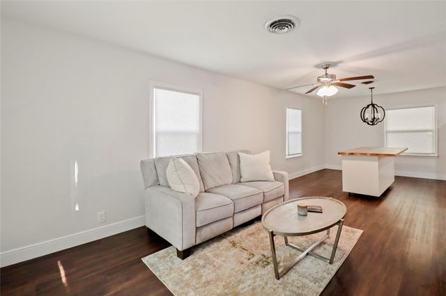 916 N Chenango Street, Angleton, TX 77515