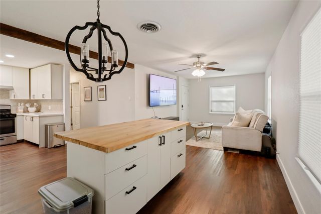 916 N Chenango Street, Angleton, TX 77515