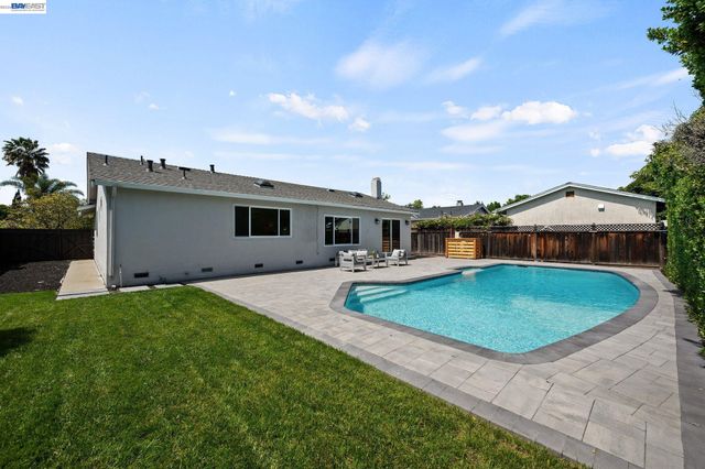 35279 Farnham Dr, Newark, CA 94560