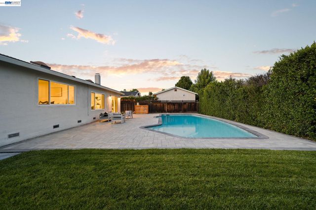 35279 Farnham Dr, Newark, CA 94560