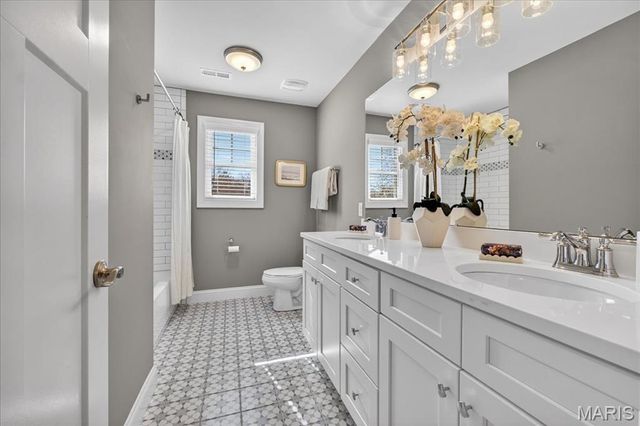 1025 Barry Court, Kirkwood, MO 63122