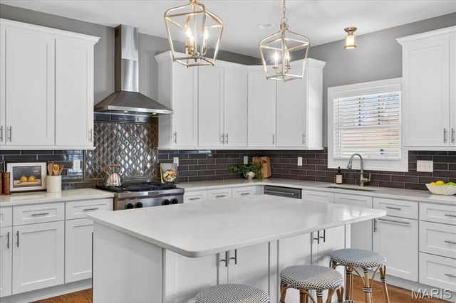 1025 Barry Court, Kirkwood, MO 63122