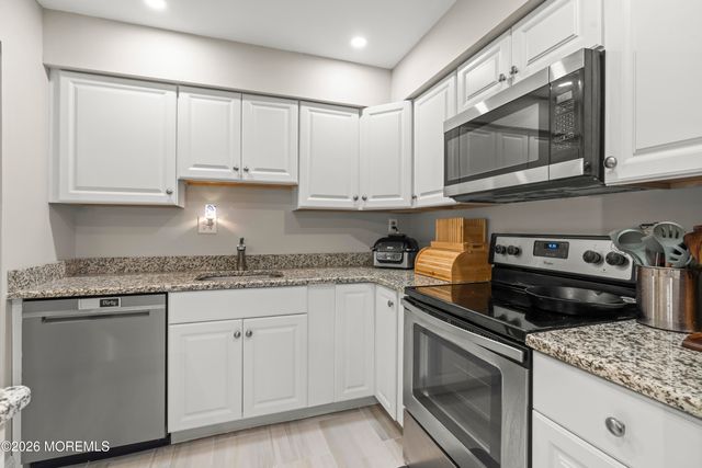 303 Wellington PL, Aberdeen, NJ 07747