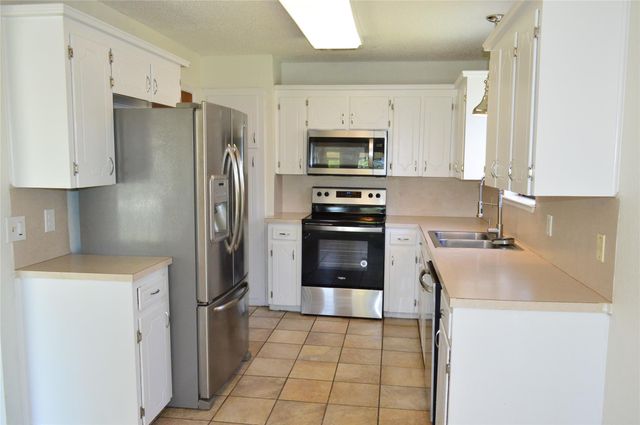 1404 Rob LN, Copperas Cove, TX 76522