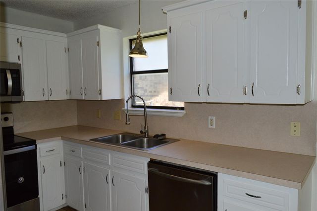 1404 Rob LN, Copperas Cove, TX 76522