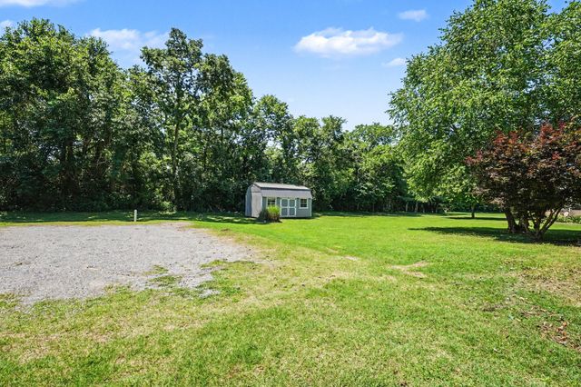 519 Redstone Dr, Gallatin, TN 37066