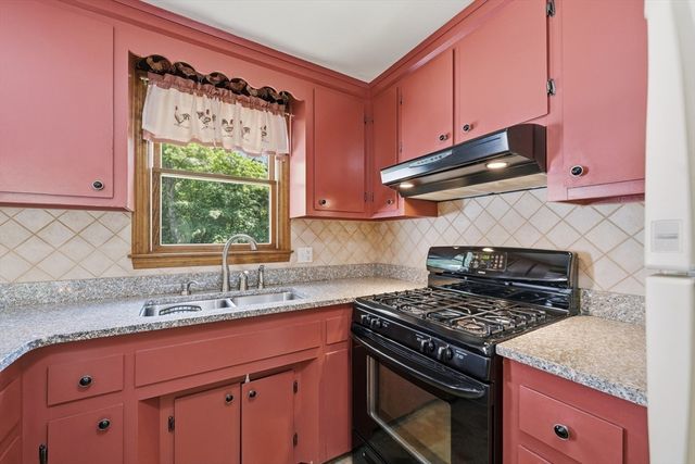 15 Shawsheen St, Tewksbury, MA 01876