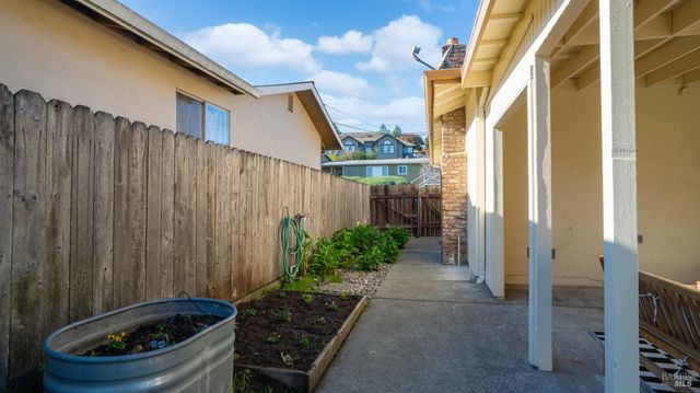 716 Elm Dr, Petaluma, CA 94952