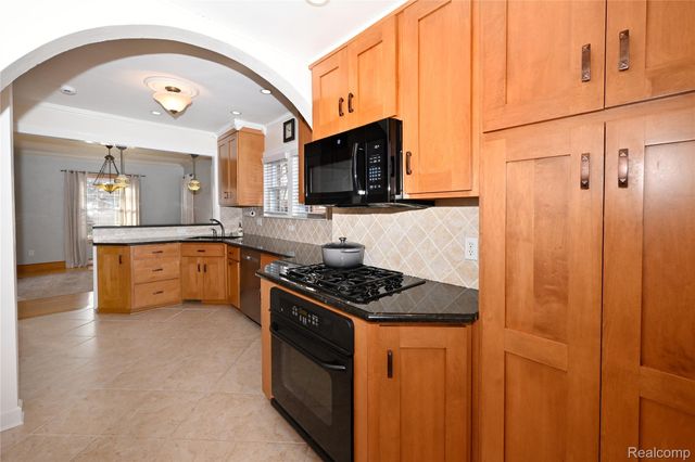 292 W Woodland Street, Ferndale, MI 48220