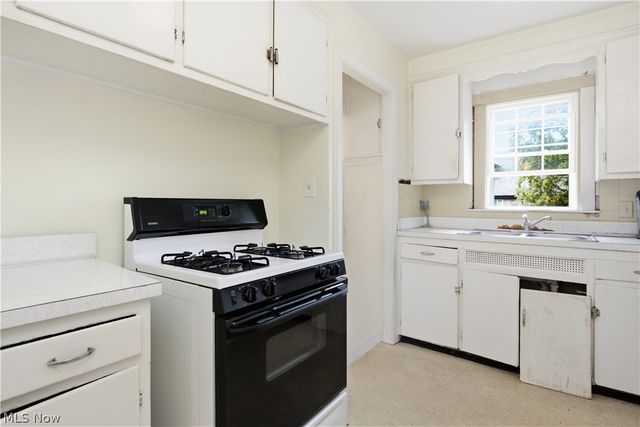 13577 Cedar Road, University Heights, OH 44118