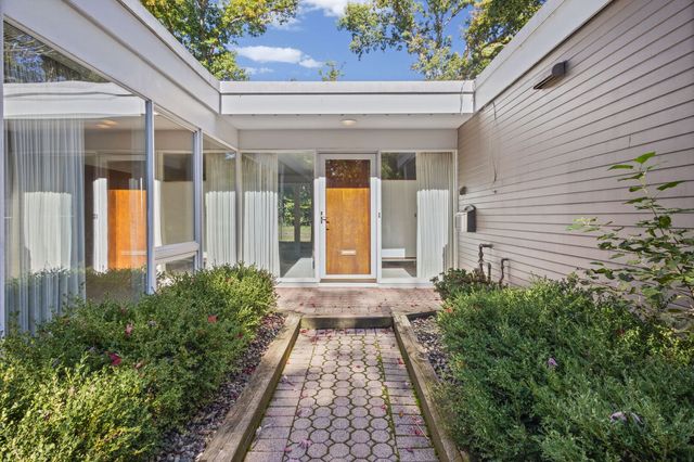 940 Ridgewood Drive, Highland Park, IL 60035