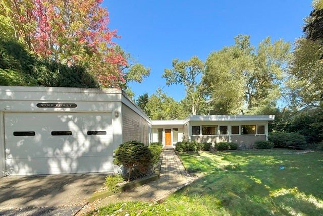 940 Ridgewood Drive, Highland Park, IL 60035