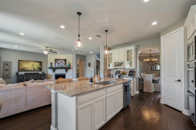 928 Bentley Drive, Roanoke, TX 76262