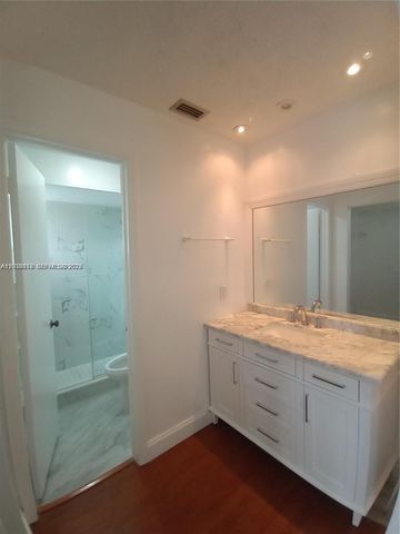 6533 NW 170th Ln, Hialeah, FL 33015