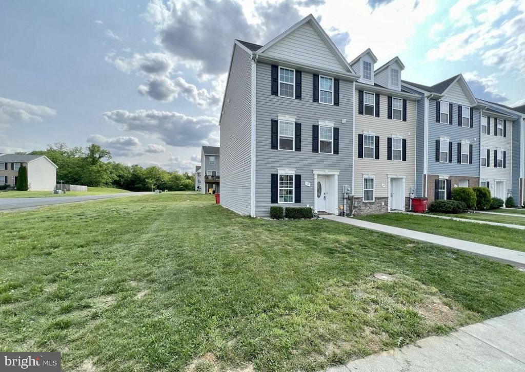 15 HANGER CT, Inwood, WV 25428