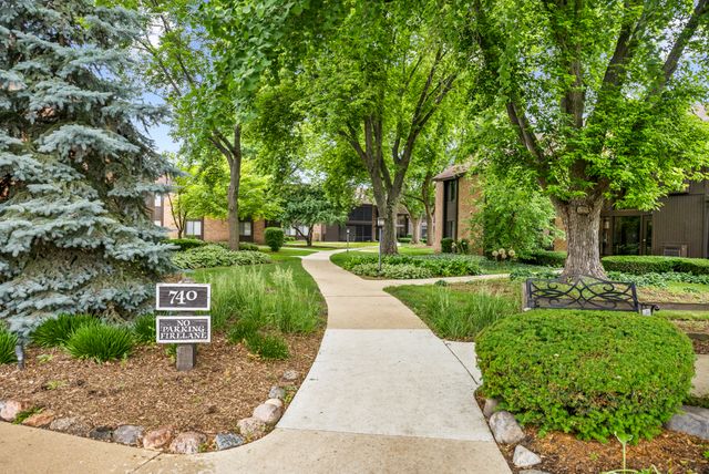 740 Saint Andrews Lane 13, Crystal Lake, IL 60014
