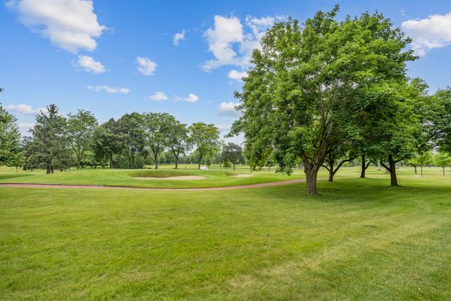 740 Saint Andrews Lane 13, Crystal Lake, IL 60014