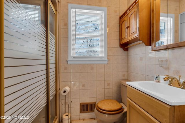 7 Klein Street, Oakhurst, NJ 07755