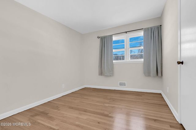 7 Klein Street, Oakhurst, NJ 07755