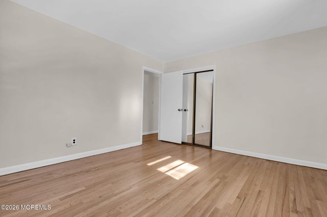 7 Klein Street, Oakhurst, NJ 07755