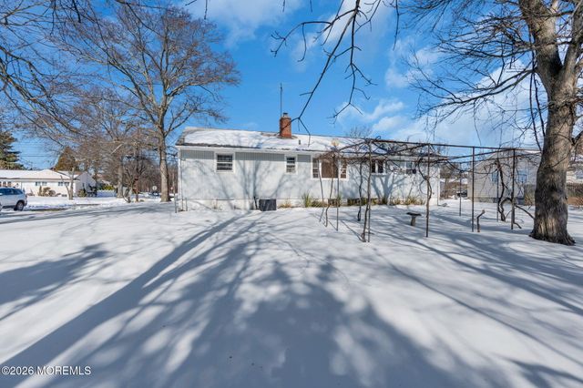 7 Klein Street, Oakhurst, NJ 07755