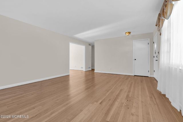 7 Klein Street, Oakhurst, NJ 07755