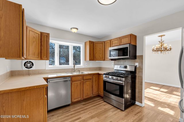 7 Klein Street, Oakhurst, NJ 07755