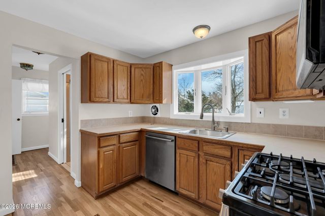 7 Klein Street, Oakhurst, NJ 07755