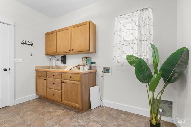 1424 S Secretariat Way, Nampa, ID 83686
