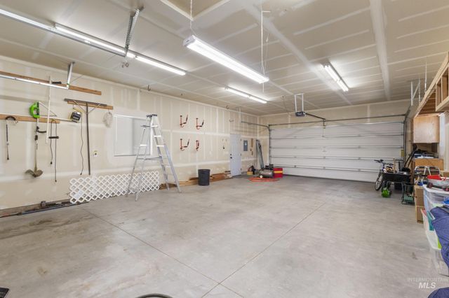 1424 S Secretariat Way, Nampa, ID 83686
