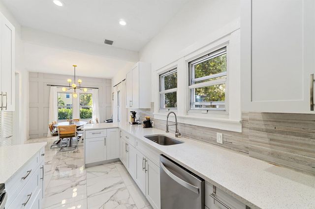 423 Avenida Alegre, West Palm Beach, FL 33405