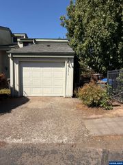 3879 Auburn Rd NE, Salem, OR 97301
