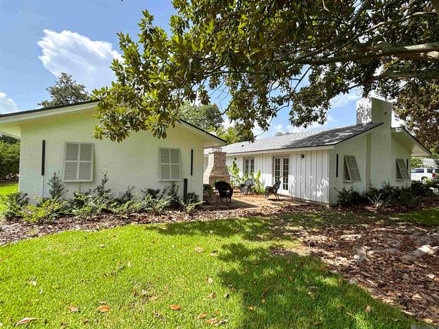 1406 False River Dr, New Roads, LA 70760