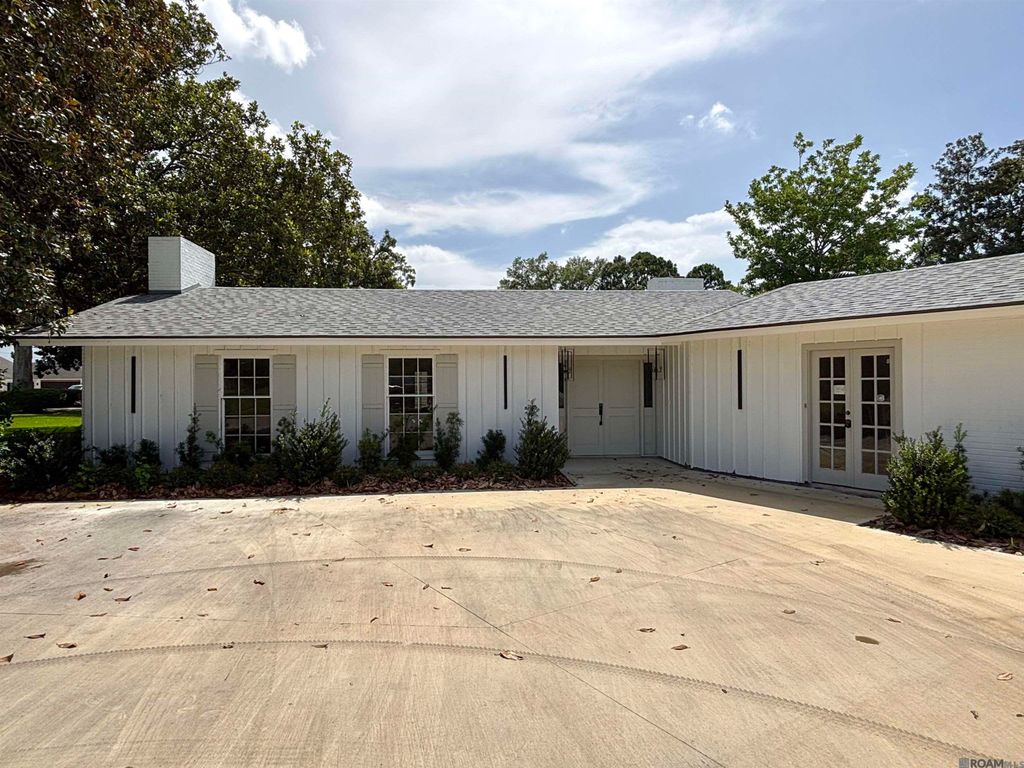 1406 False River Dr, New Roads, LA 70760