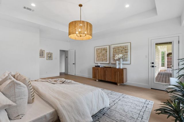 50 Tiburon DR, The Hills, TX 78738