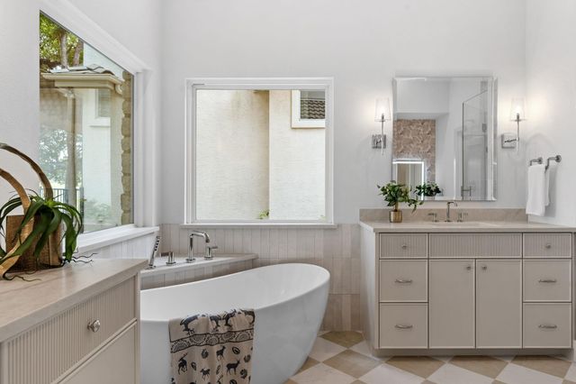 50 Tiburon DR, The Hills, TX 78738