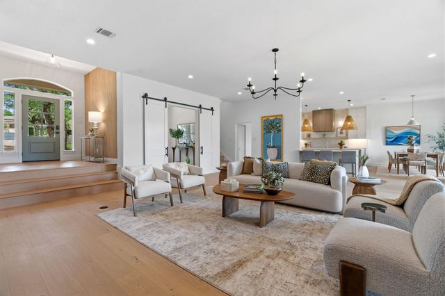 50 Tiburon DR, The Hills, TX 78738