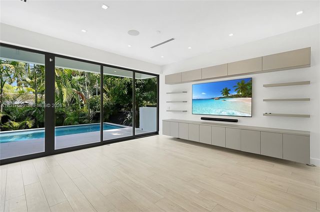 1311 Bay Dr, Miami Beach, FL 33141