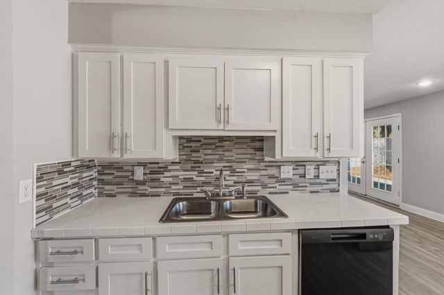 44 Sharmont Dr, Hattiesburg, MS 39402