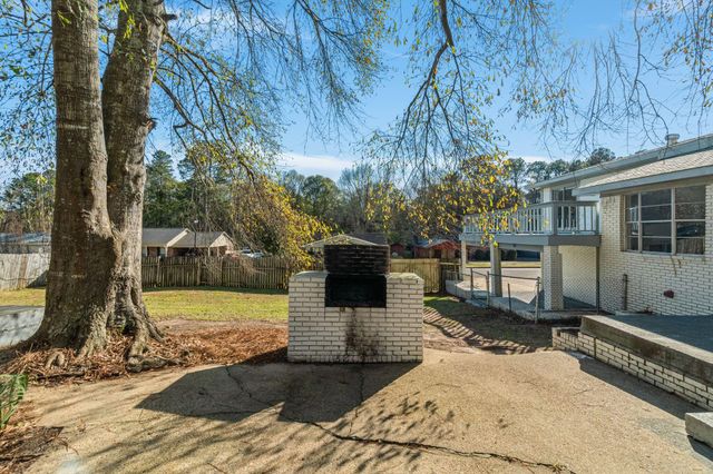 44 Sharmont Dr, Hattiesburg, MS 39402